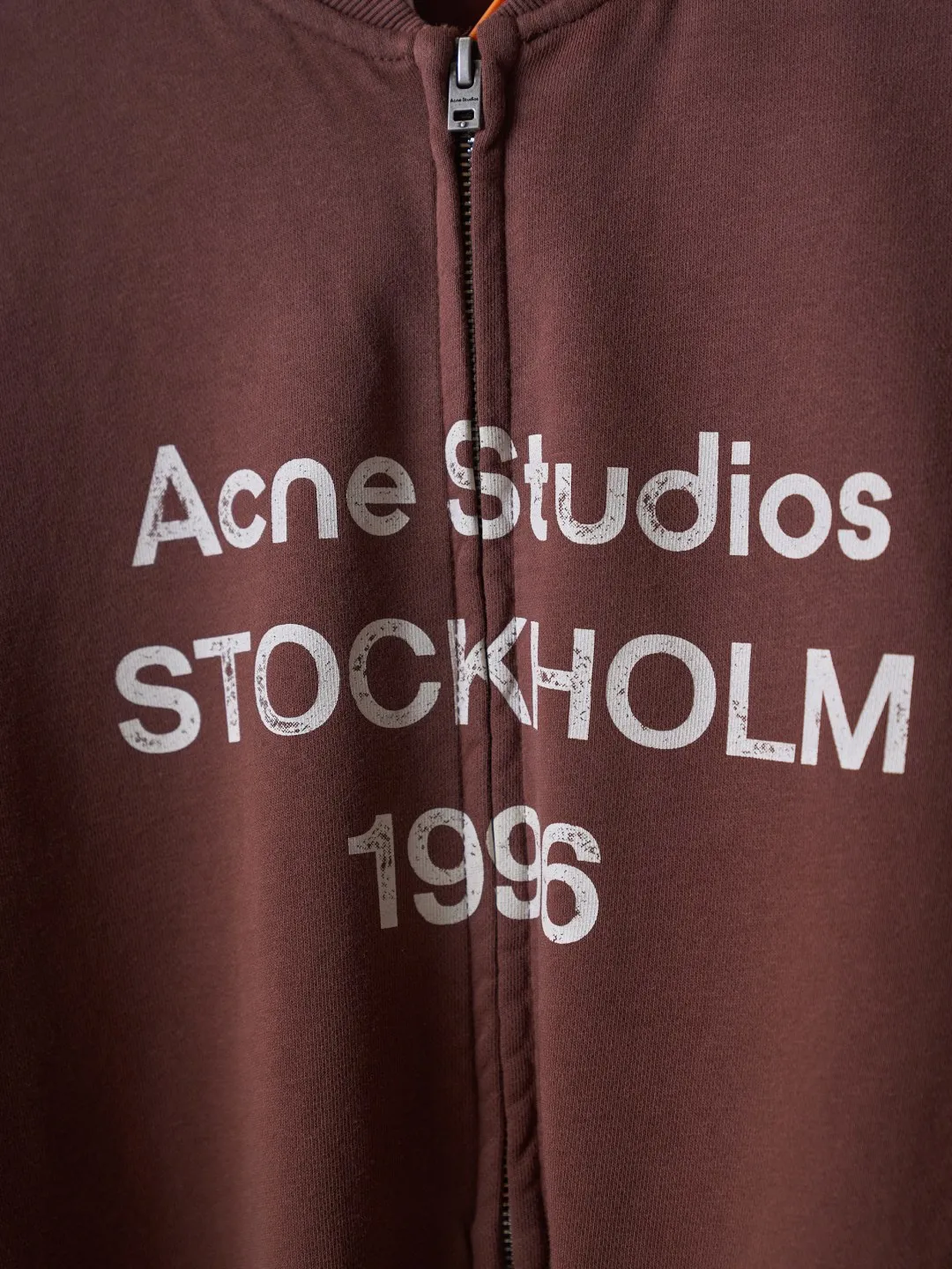 [Real auction] Acne Studios spray-painted distressed logo baseball collar zipper jacket [In Stock] S M L Acne Studios logo printing on the chest uses Retro sports aesthetics to engrave the brand's heritage. It is unobtrusive but highly recognizable. It subtly blends the Nordic minimalist style with the Retro sports style. It is low-key and elegant. It has its own aura. Adopt glue printing process. The chest printing has been revised three times with the film screen. Use glue liquid paint to print the pattern on the fabric. Bake the fabric to fix the printed pattern. Gradient distressing spray process. Spray dyes of different colors on the surface of the fabric. Realize that the clothes will show rich color changes under different lights to increase the visual layering. Many places on the body of the clothes are completely manually positioned and worn. Manual brushing marks add texture and depth to the surface of the clothes to imitate the texture of natural wear and tear. The fabrics have been fermented and washed, giving a better hand feel and texture. Not easy to deform, not easy to shrink, not easy to fade, and maintain long-term beauty and loose fit.